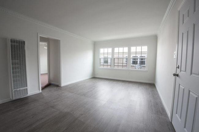 Building Photo - Completely Remodeled 2 Bed 1 Bath in the h...