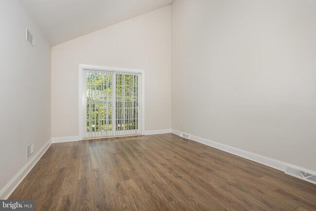 Building Photo - 163 High Pointe Dr