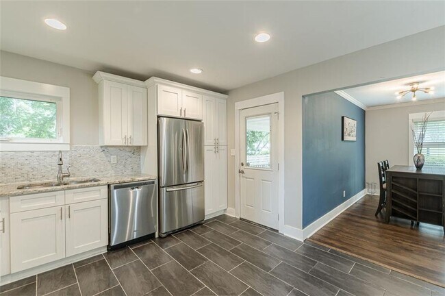 Building Photo - 2314 Bryant Dr