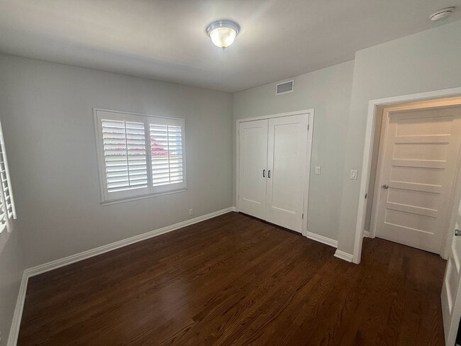 Building Photo - Spacious Silver Lake Charmer 2-bedroom, 1-...
