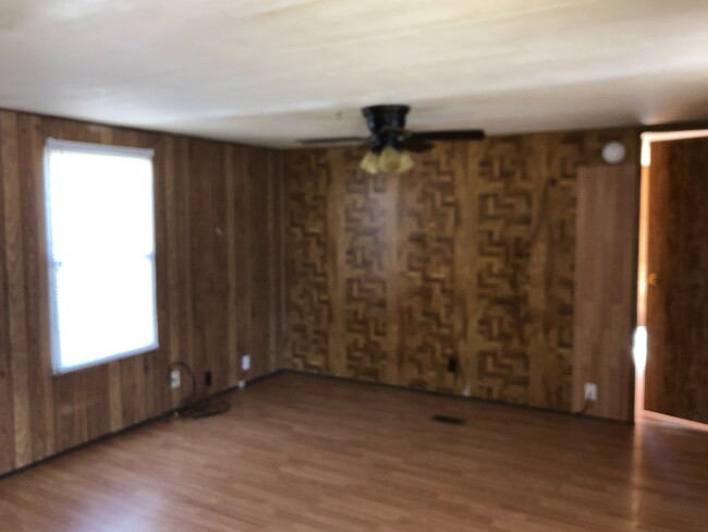 Building Photo - Trailer House; 3 bed 2 bath, covered patio