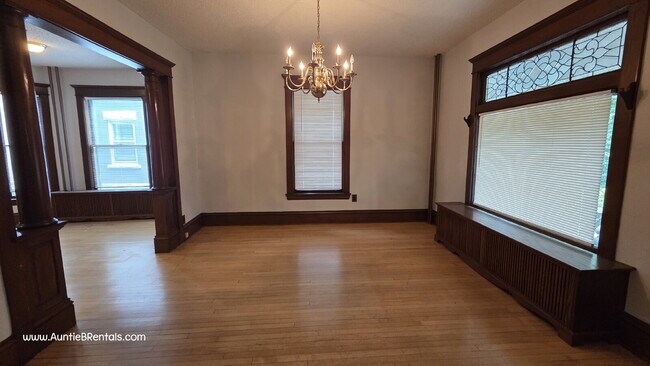 Building Photo - 3 bed - 1 bath One block from Grand Ave in...