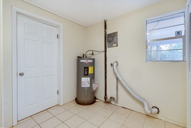 Building Photo - 3/2 Home in Daytona Beach