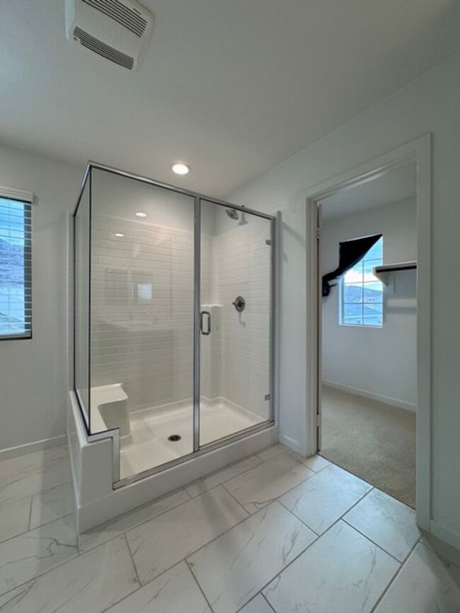 Building Photo - Spacious 4 Bedroom Home for Lease in Winch...