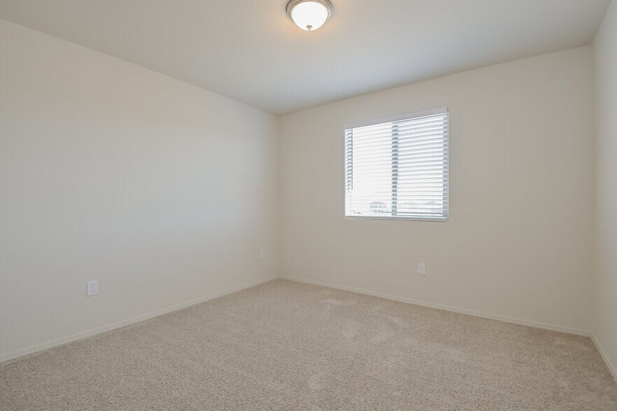 Building Photo - 10854 W Claxton Dr