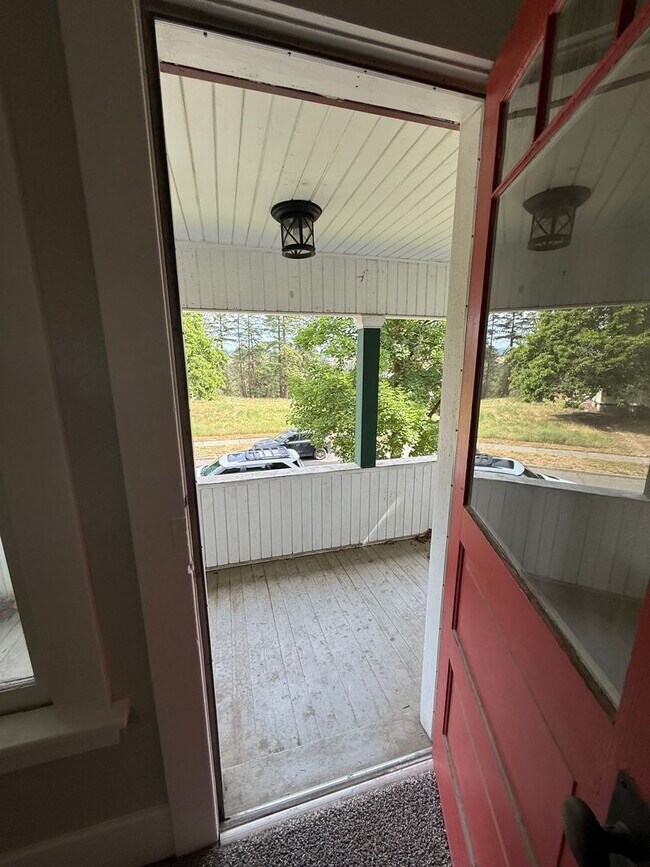 Building Photo - Large 4 Bed House with Fenced Yard