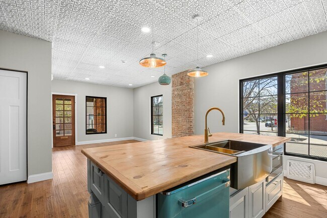 Building Photo - Thiel on 9th