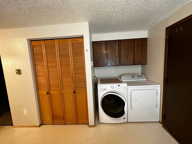 Building Photo - 2 Bedroom 1 Bath Single Family Home w/Atta...
