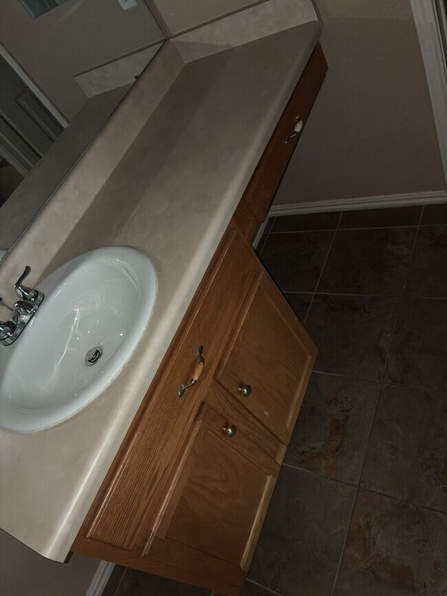 Building Photo - Charming 3 bedroom and 2 bath home