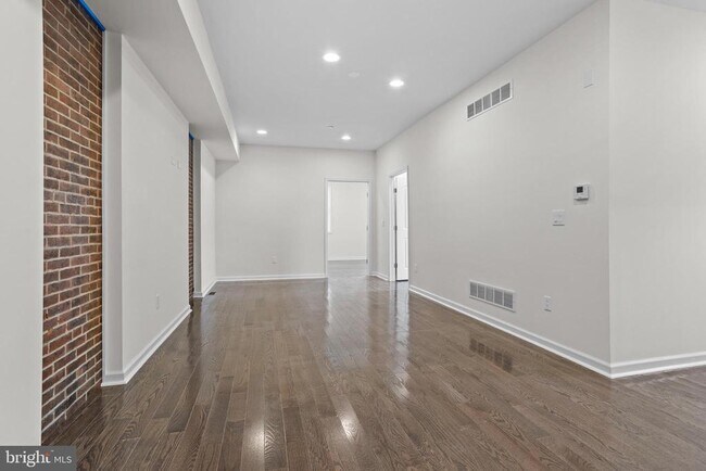 Building Photo - 819 11th Ave