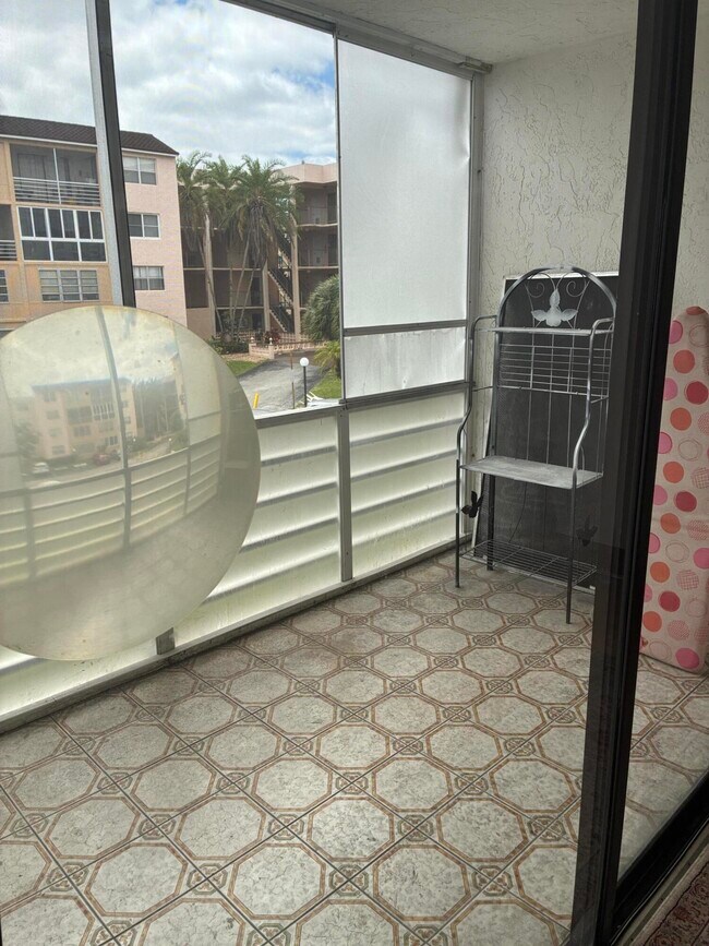 Building Photo - 2821 Somerset Dr