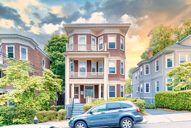 Building Photo - Spacious four bedroom apartment - Septembe...