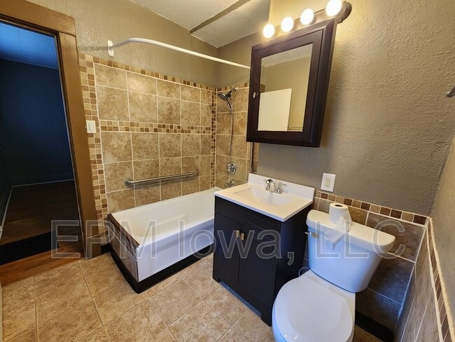 Building Photo - 1126 Columbia St