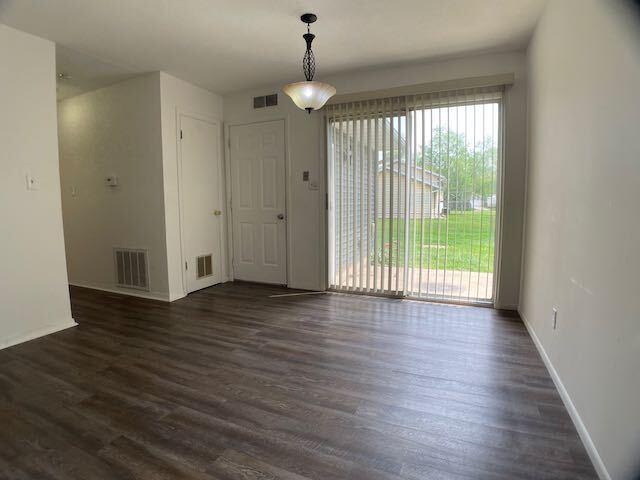 Building Photo - Duplex in Bartonville
