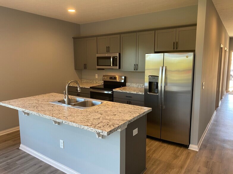 Building Photo - 6557 Valley Brook Trce