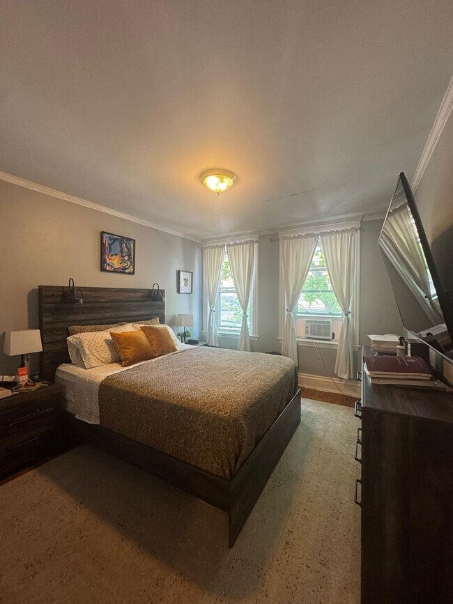 Building Photo - 2BR 1Bth unit. Heat/Hot Water included. Great location!