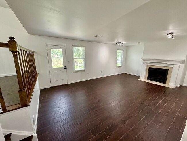 Building Photo - Beautifully Updated Modern Farmhouse 3 bed...