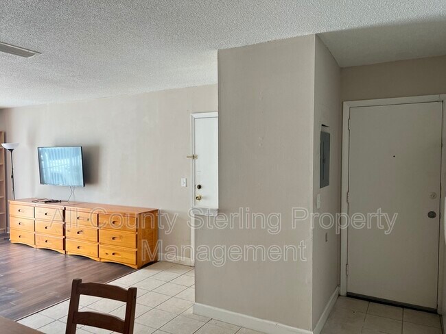 Building Photo - 1700 SW 16th Ct