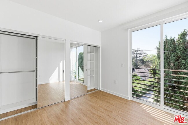 Building Photo - 11408 W Sarah St