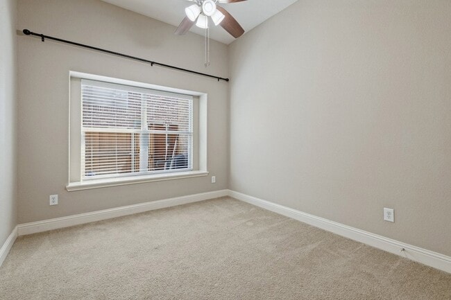 Building Photo - 594 Louder Way