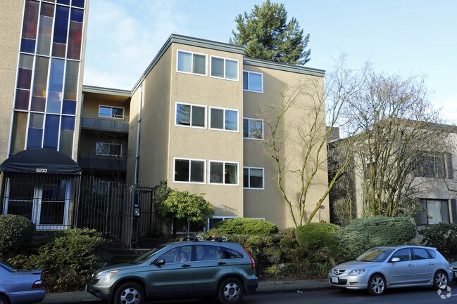 Building Photo - Iro Apartments