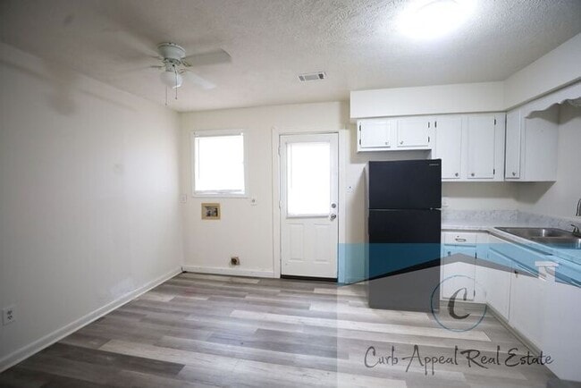 Building Photo - 2 bed, 1.5 bath apartment - $775 - HUD acc...