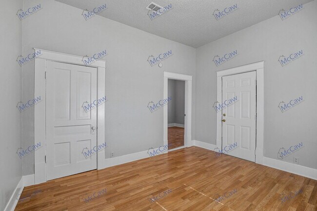 Building Photo - 419 N Grand Ave