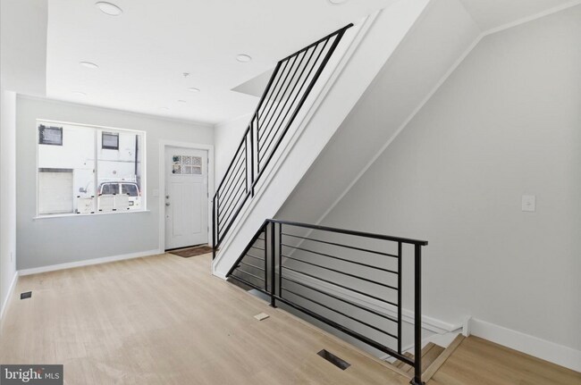 Building Photo - 1511 W Flora St