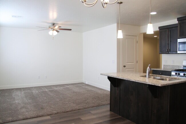 Building Photo - Spacious 4-Bed with 2.5 Baths in St George