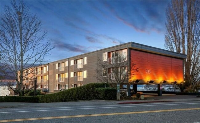 Building Photo - Kirkland Waterfront Condo Available Now! S...