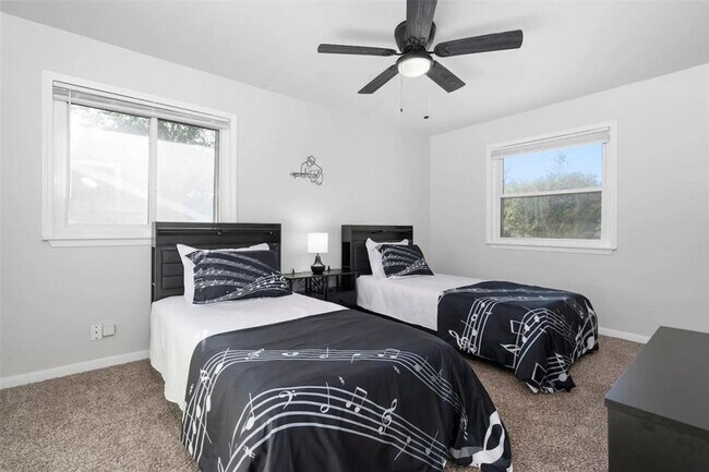 Building Photo - 6509 Sunstrip Dr