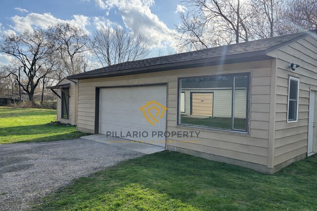 Building Photo - Spacious 4 Bedroom Home Featuring Open Layout & Hardwood Floors Available NOW!