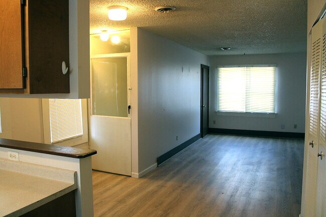 Building Photo - 411 E Plum St