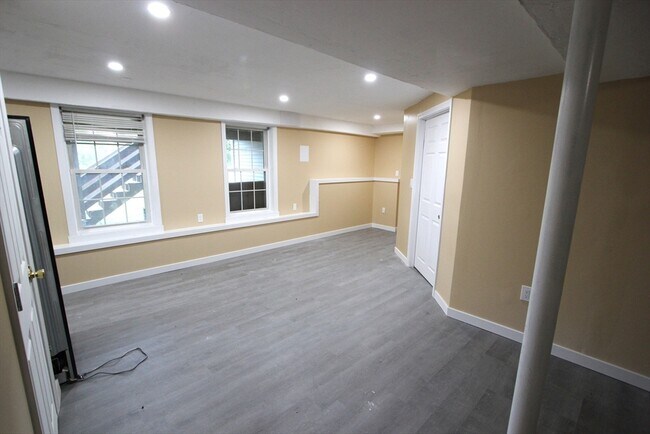Building Photo - 322 Blackstone St