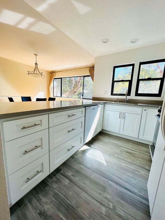 Building Photo - Great Natural light, Treetop Views with 2 Primary Suites plus OFFICE and a 2 car garage, It is li...