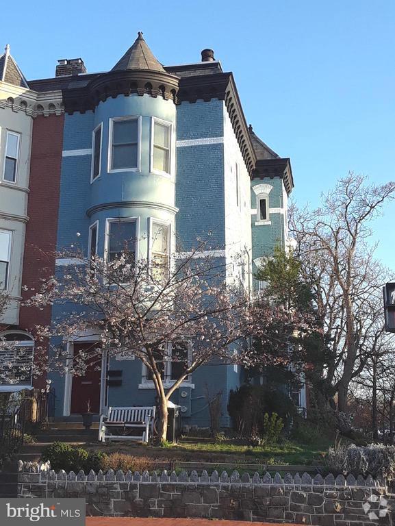 Building Photo - 323 1/2 E St NE