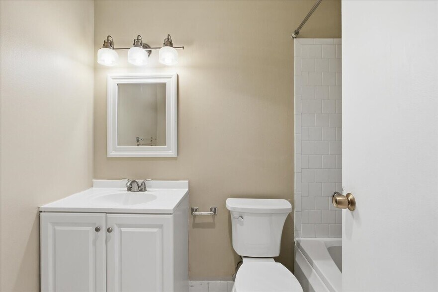 Building Photo - 230 E Ontario St