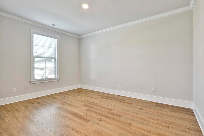 Building Photo - 335 Caledonia Ct