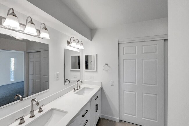 Building Photo - 6301 E Sweetwater Ave