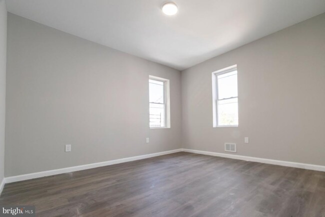 Building Photo - 3026 W Garrison Ave