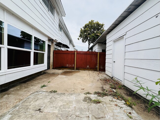 Building Photo - 6981 Chasewood Dr