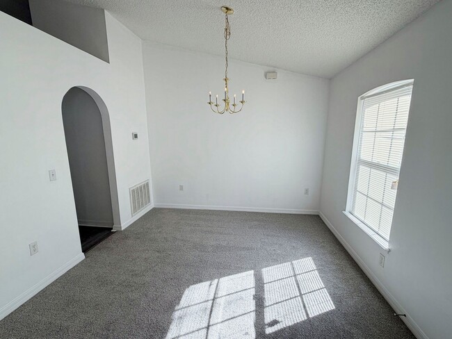 Building Photo - Beautiful 3 Bedroom, 2 Bathroom Home with Upgrades Throughout