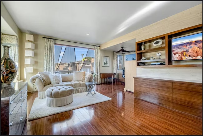 Building Photo - Beautiful Furnished Home 2 Blocks from the...