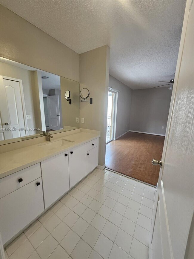 Building Photo - 2527 W 76th St