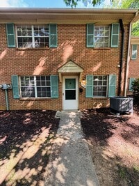 Building Photo - 2 Bedroom 1 Bathroom Townhouse