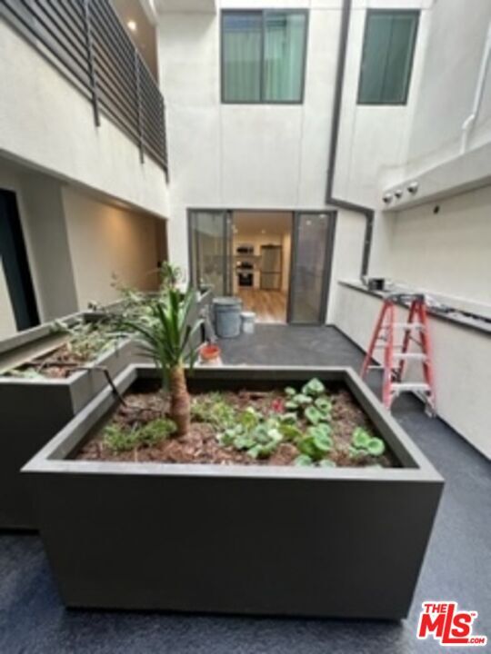Building Photo - 667 Wilton Pl
