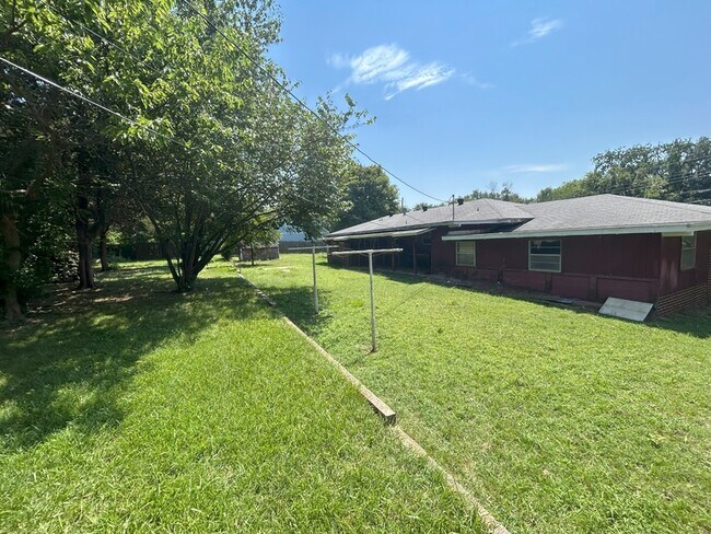 Building Photo - 210 Sanders Ave