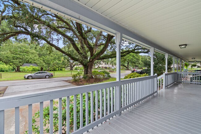 Building Photo - 311 S Willow Dr