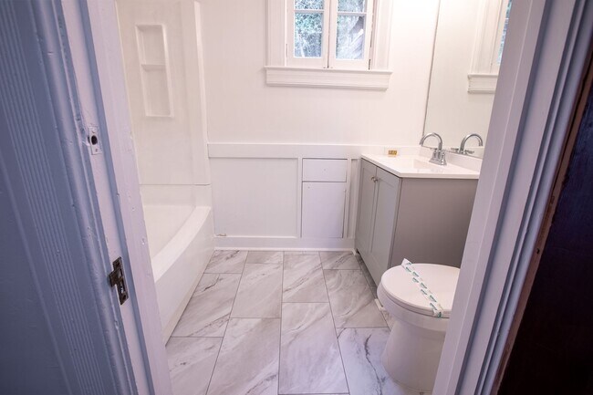 Building Photo - 1940-1946-1946 SW Market St Dr