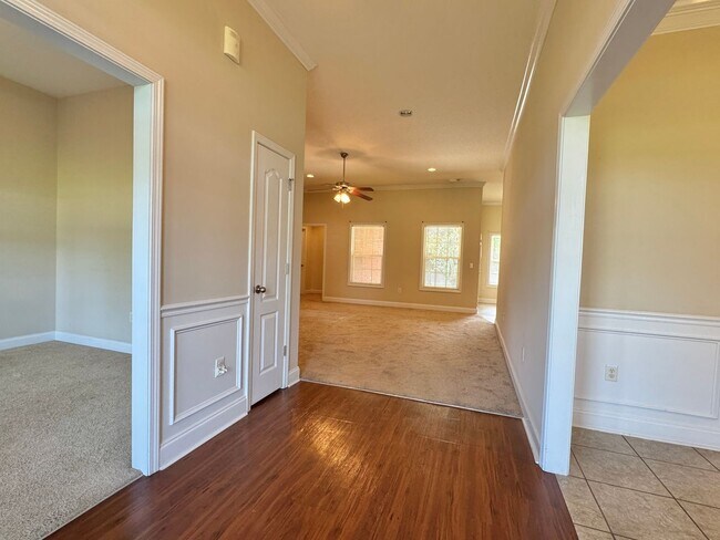 Building Photo - AVAILABLE AUGUST 2025! [PET FRIENDLY]